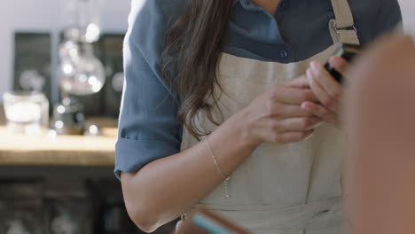 Mujer-De-Negocios-Que-Realiza-El-Pago-Con-Tarjeta-De-Crédito-En-Una-Cafetería,-Un-Cajero-Amigable-Que-Sirve-Al-Cliente-Gastando-Dinero-En-El-Servicio-De-Transacciones-Inalámbricas-De-Cerca