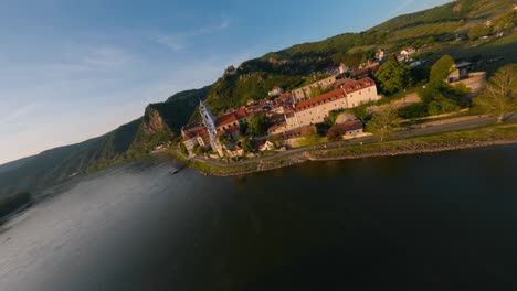 Foto-En-órbita-Fpv-De-La-Abadía-De-Dürnstein-Junto-Al-Río-Danubio,-Austria