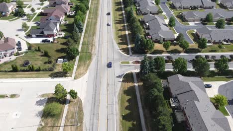 siguiendo los patrones de tráfico ligero en una carretera en michigan