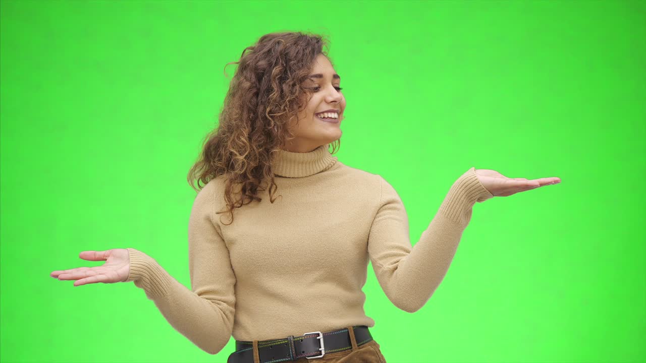 Giovane donna afroamericana confusa e dubbiosa, indecisa tra due opzioni. Primo piano. Spazio per il testo.