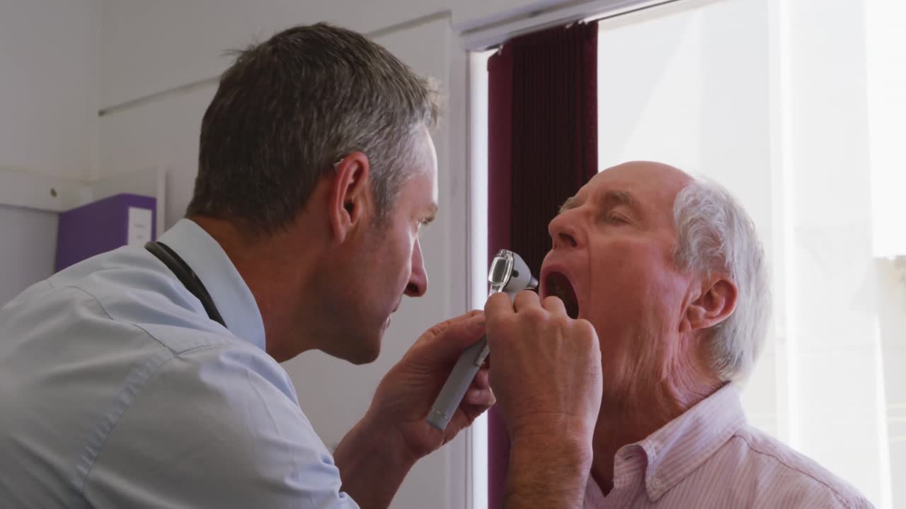 médico examinando a un anciano en un hogar de ancianos