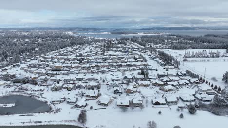 Amplia-Vista-Aérea-De-Los-Extensos-Vecindarios-De-Oak-Harbor-Cubiertos-De-Nieve