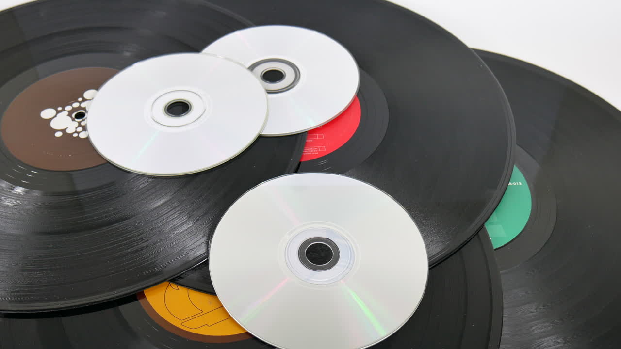 discos de vinilo contra cd, disco compacto de música, dj retro, discoteca de audio, sello discográfico, ilustración de estudio de álbum, álbum techno, banda sonora