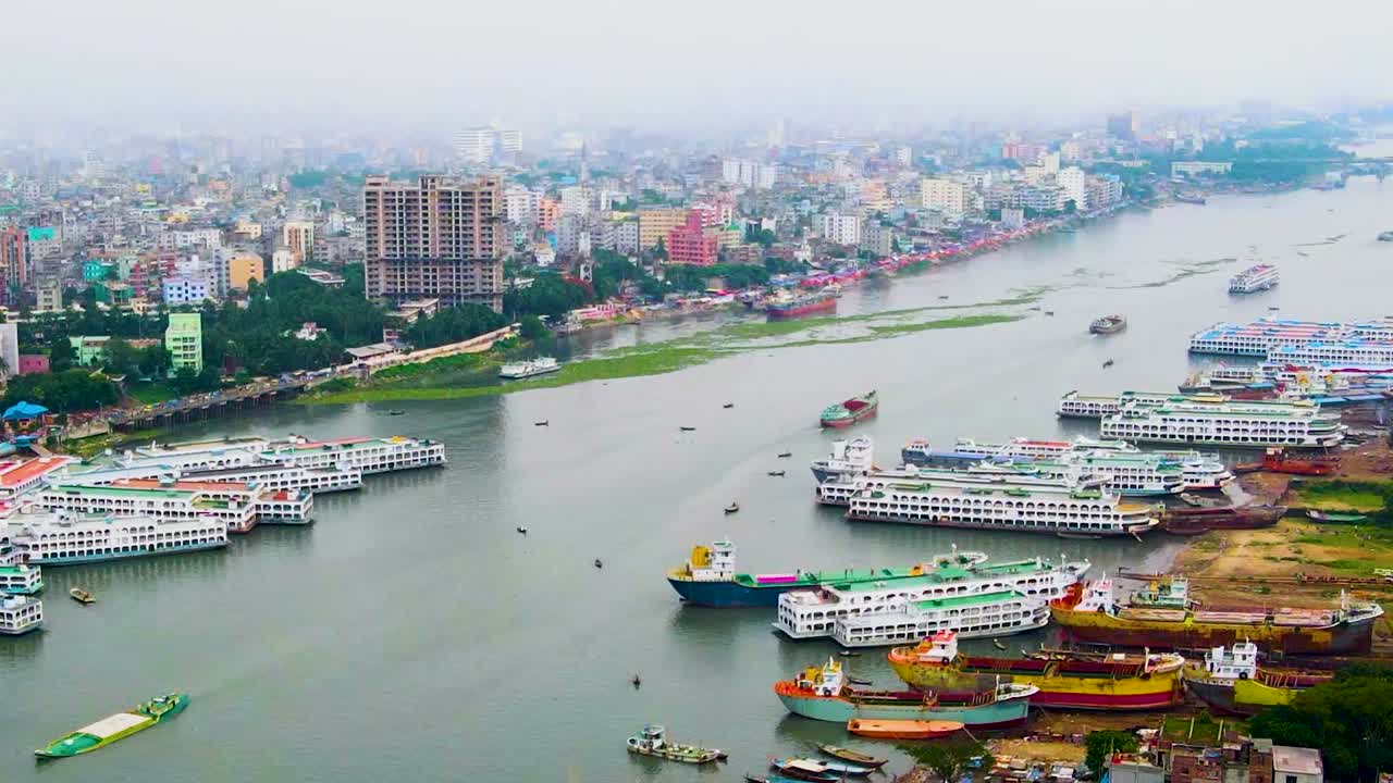 Vista panorâmica, terminal de balsas, rio Buriganga, cidade de Daca, Bangladesh