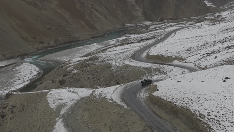 Antena-Sobre-Agua-De-Río-De-Color-Turquesa-En-El-Valle-De-Hunza