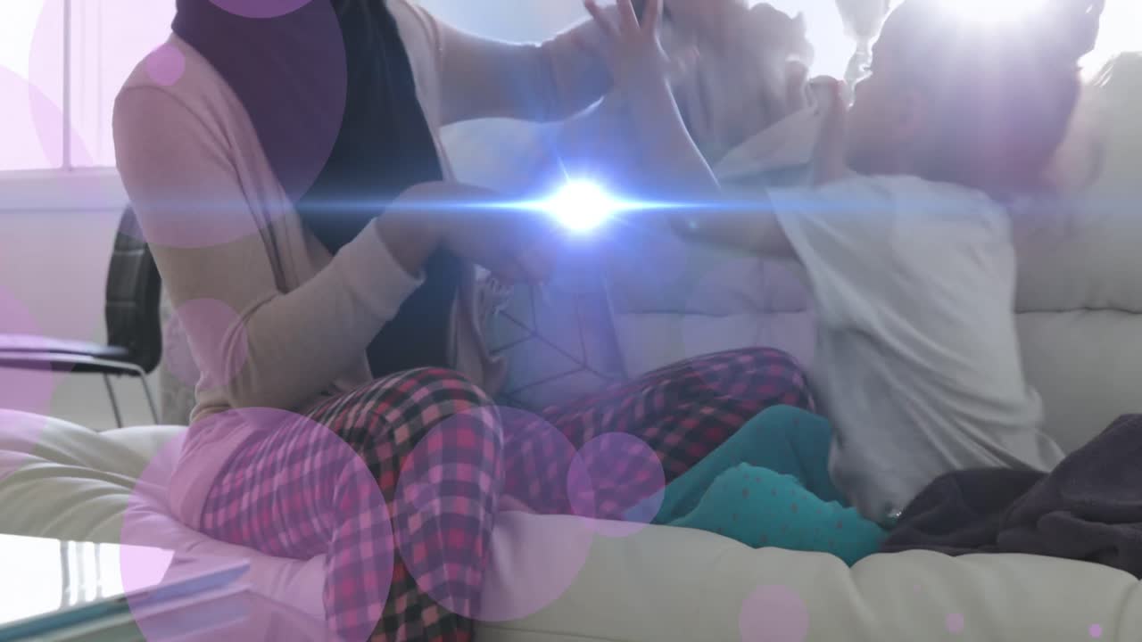 소파에서 즐거운 중동 어머니와 딸을 이동 점의 애니메이션