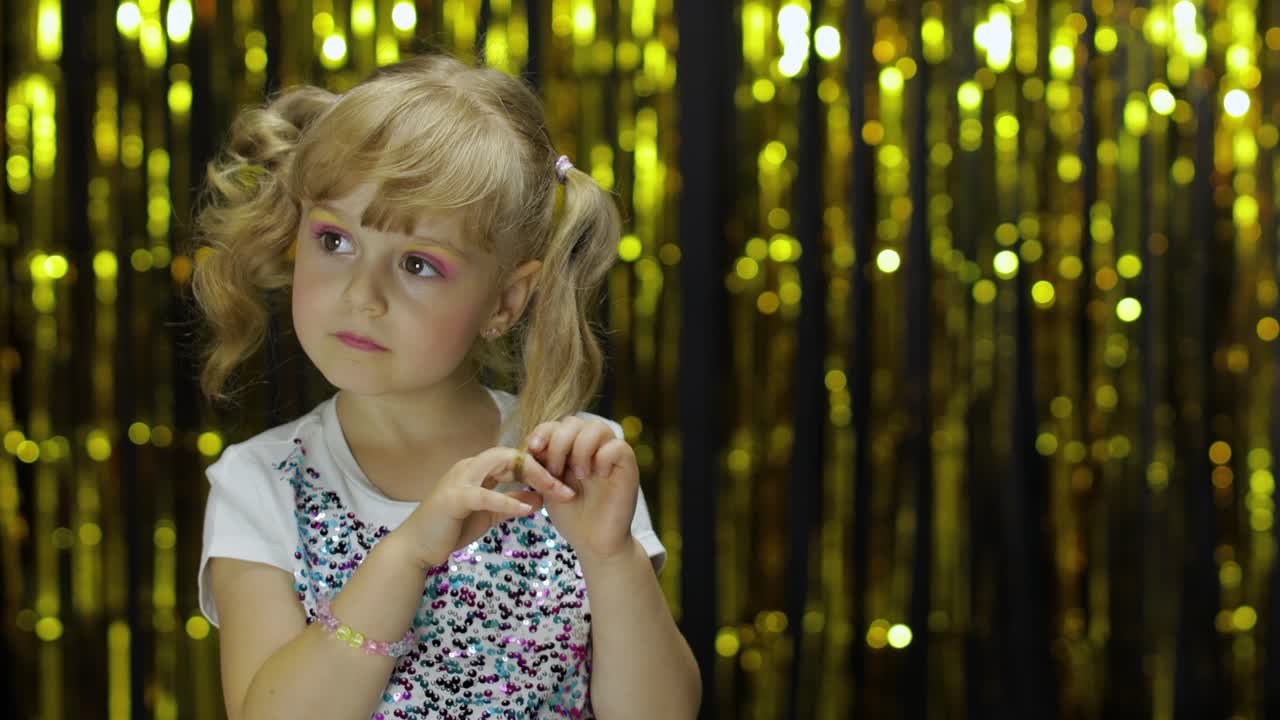 수줍어한 소녀는 부끄러워서 손을 흔들고, 작은 재미있는 금발 소년, 십대 소녀, 4-5 세.