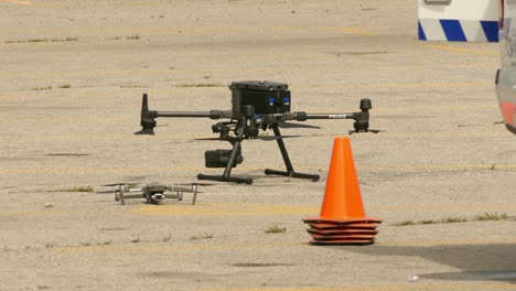 drone policial en el suelo