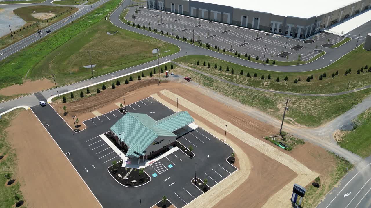 工場,倉庫,ガソリンスタンドを持つドローンから眺めるビジネスパーク