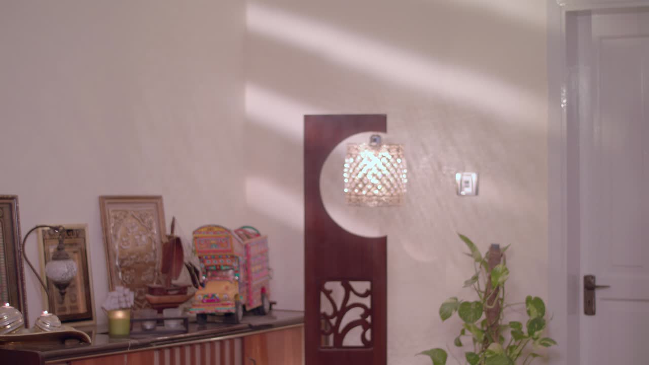 엄마와 아빠는 아이들에 대해 호기심을 품고 있습니다. 그들은 이드 놀라움을 계획하고 있습니다.