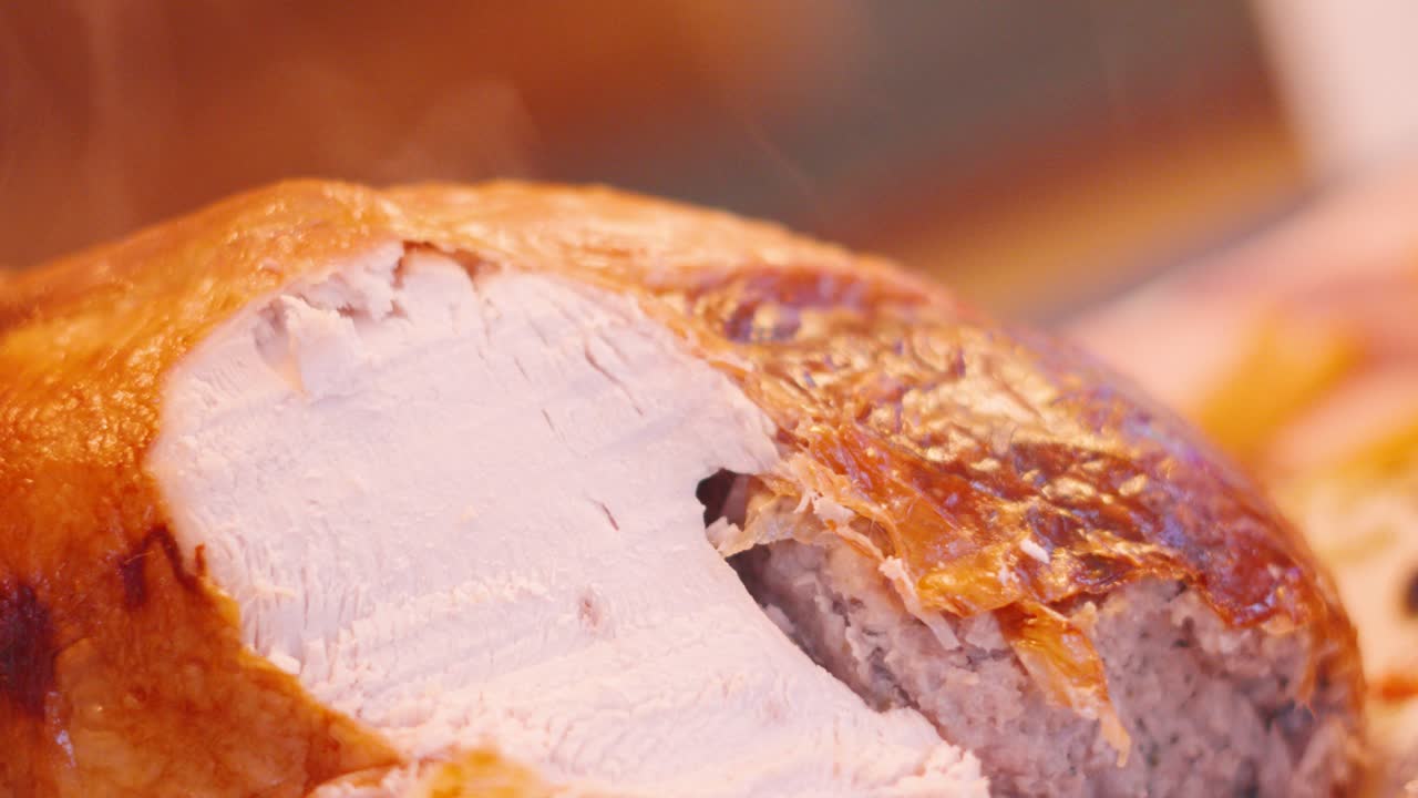 신선하게 구운 은 칠면조와 뜨거운 증기가 느린 속도로 상승하고 맛있는 은 피부 에 매운  고기 크리스마스 추수감사절 저녁 식사 장면 정적 촬영 4k