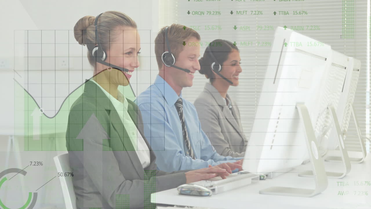 다양한 동료들이 사무실에서 전화 헤드으로 대화하는 주식 시장 데이터 처리의 애니메이션