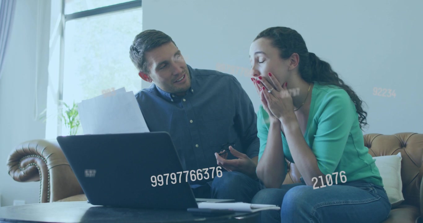 Animação de processamento de dados sobre casal caucasiano usando laptop