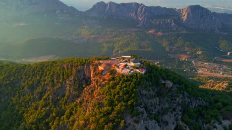 Vídeo-Aéreo-De-Drones-4k-De-Una-Estación-De-Cable-Tunektepe-Teleferik-Situada-En-La-Cima-De-La-Colina-Con-Las-Montañas-Al-Fondo