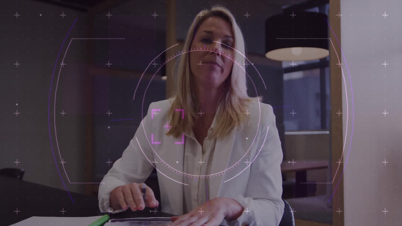 Animazione dell'elaborazione di dati finanziari su una donna d'affari caucasica in ufficio