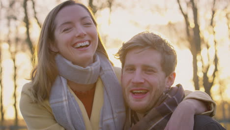 retrato de una pareja romántica al aire libre abrazándose en un paseo de invierno o otoño en el campo