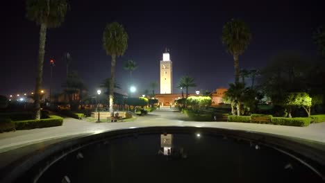 밤에 koutoubia 모스크 미나렛