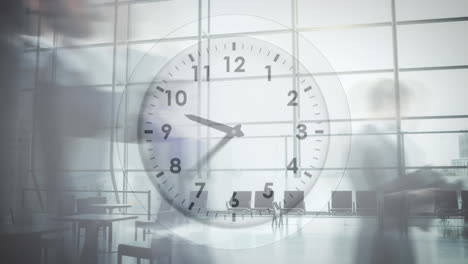 animación de reloj sobre el lapso de tiempo de la gente caminando contra la ventana de vidrio en la oficina