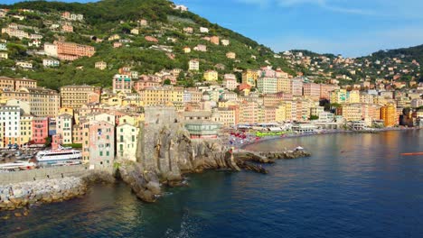 vista de drones de la hermosa ciudad costera de camogli