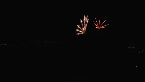 vista aérea de coloridos fuegos artificiales en el cielo nocturno - lapso de tiempo