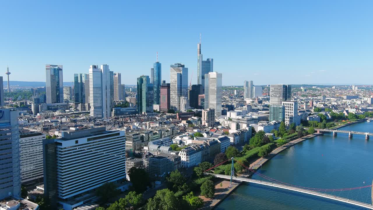 프랑크푸르트  마인 (frankfurt am main) 의 도시 스카이라인의 공중 풍경, 현대적인 건물 (하늘을 는 건물) 과 그 뒤에 은 파란 하늘 - 위에서 독일의 풍경 파노라마, 유럽