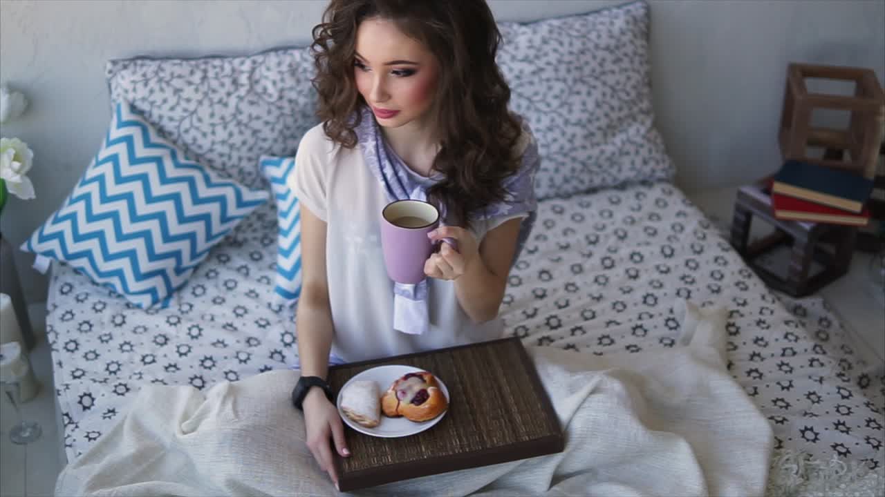 침대에서 아침 식사를 즐기는 여자