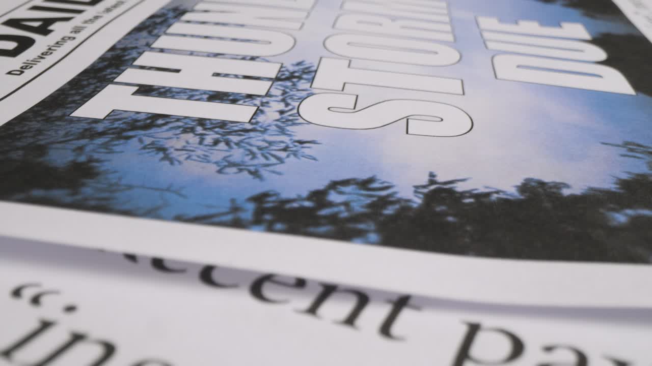 극한 기상 조건과 산업 파업 행동을 논의하는 신문 헤드라인 3