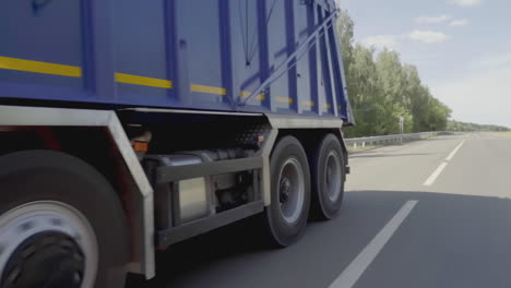 camión de basurero azul en la autopista