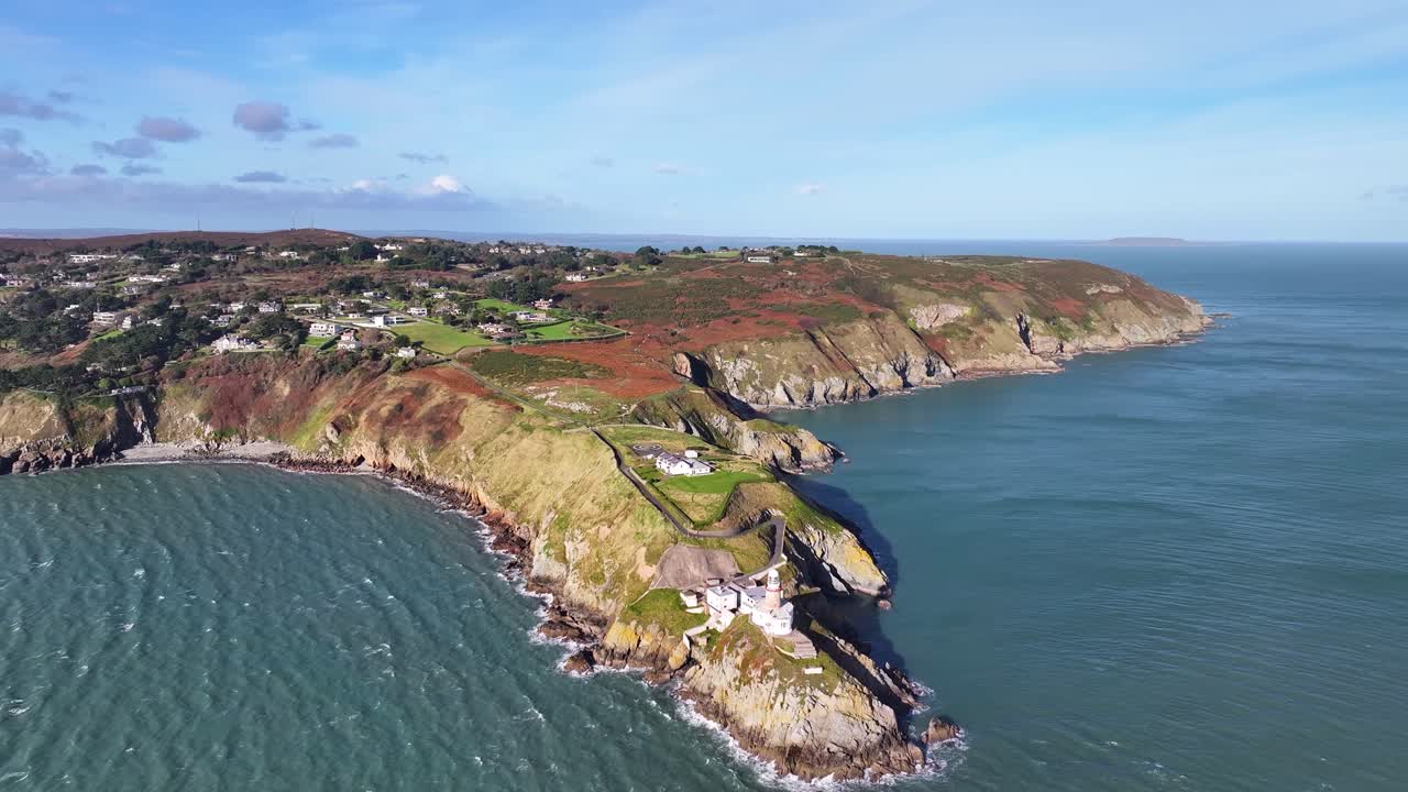 Howth Head med klipper og Baily Lighthouse, smuk luftfoto, sommerdag. Irland