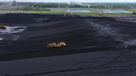 Niveladora-Trabajando-Un-Montón-De-Carbón-Para-La-Central-Eléctrica-Del-Río-Dte-Belle,-Vista-Aérea