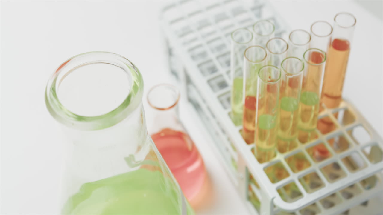 검은 바탕에 시험 튜브가 서서히 서서히 서서히 서서히 서서히 서서히