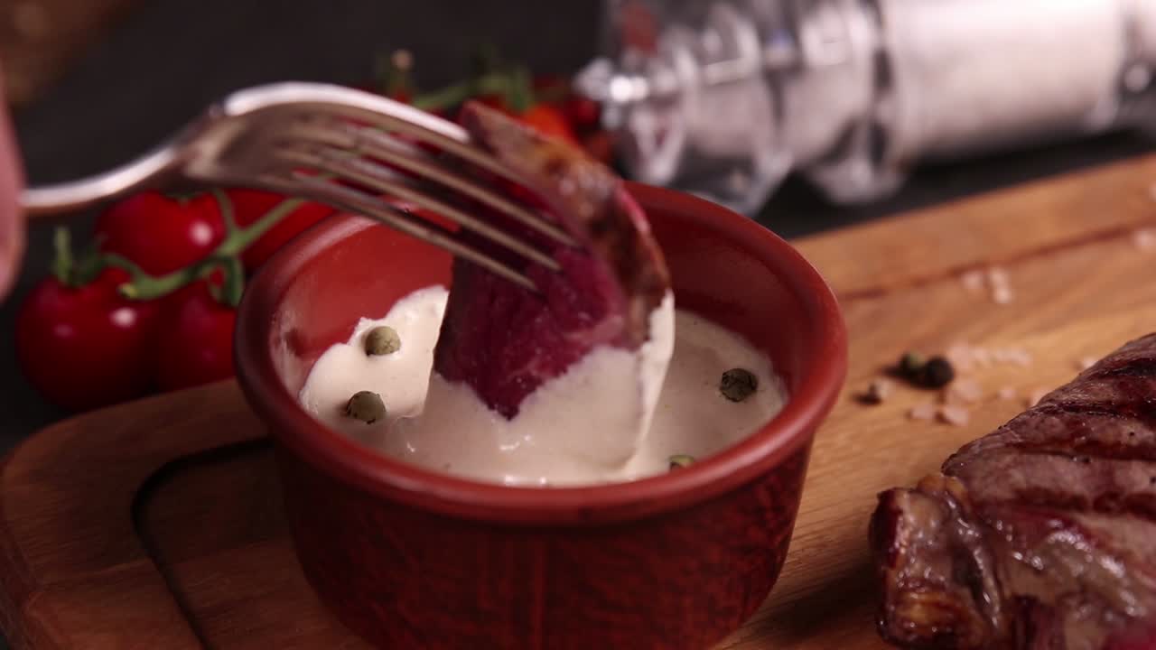 크림 소스와 함께 부드러운 그릴 스테이크