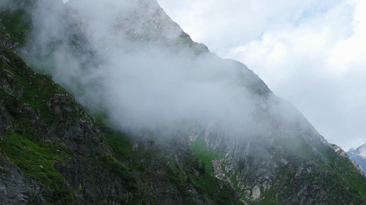 picos de montañas envueltos en nubes en valmalenco