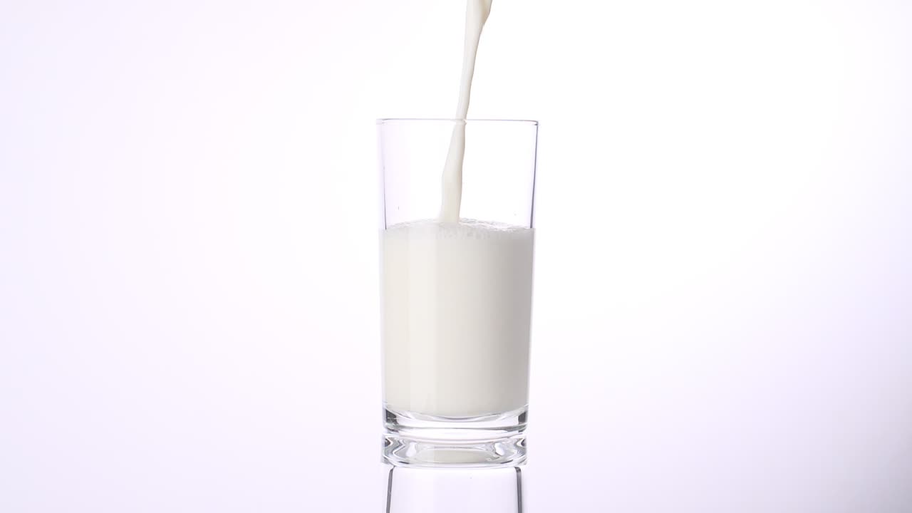 leche vertiendo en un vaso