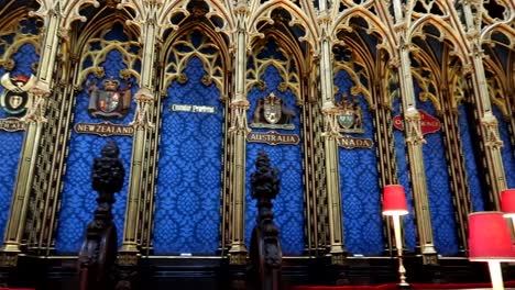 Pequeñas-Lámparas-Rojas-Y-Paredes-De-Terciopelo-Azul-Con-Algunos-Escudos-Heráldicos-De-Nueva-Zelanda,-Australia-Y-Canadá-En-La-Abadía-De-Westminster