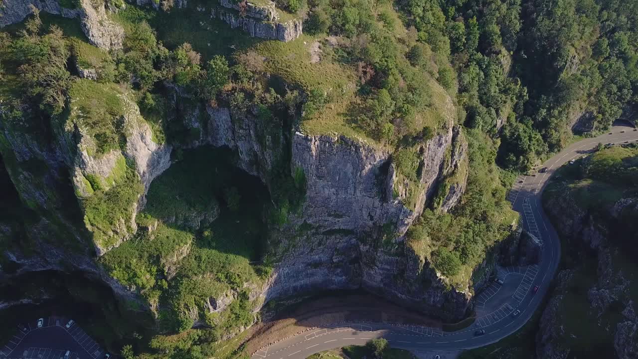 vista aérea de la montaña rocosa