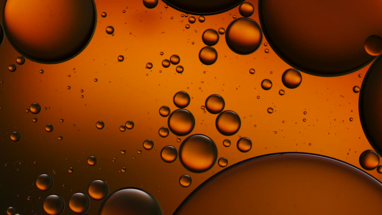 물 위에 떠다니는 기름방울의 다채로운 예술적.