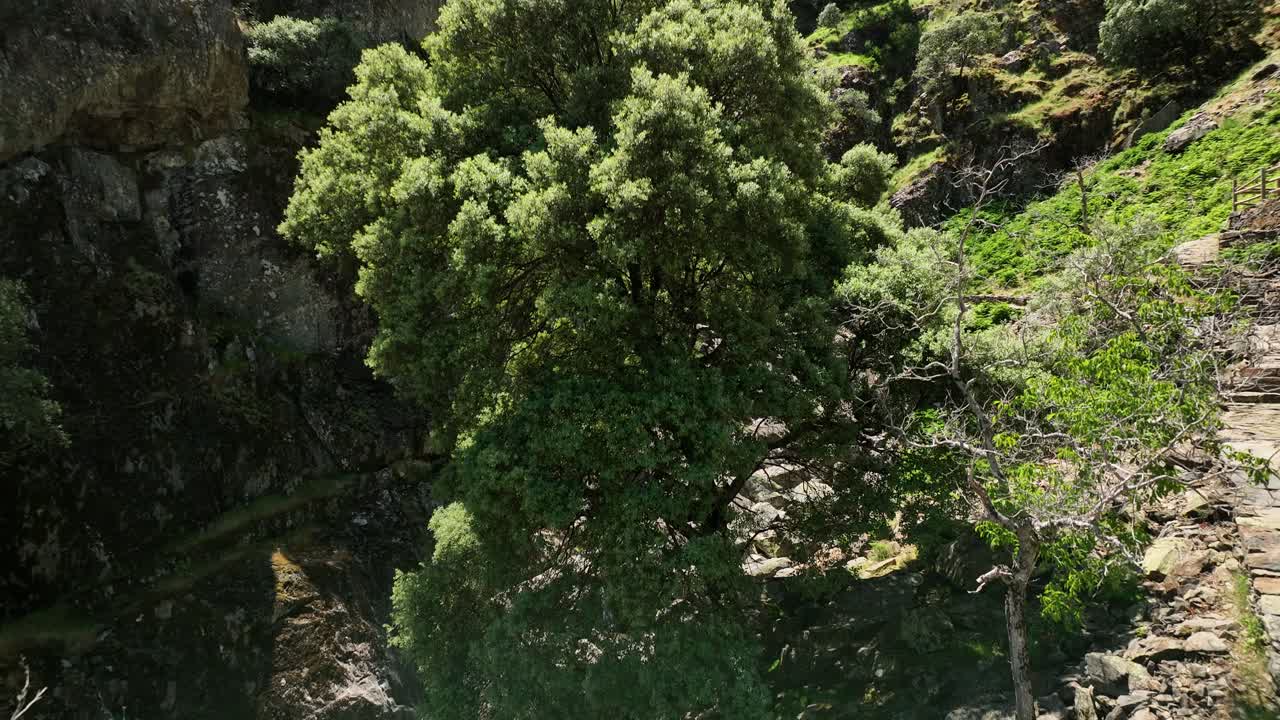 la espectacular cascada de meancera en el norte de extremadura ajardinada en un paraje natural una cascada de 100 metros grabada con mavic 3 en c4k 30fps y sin corrección de color