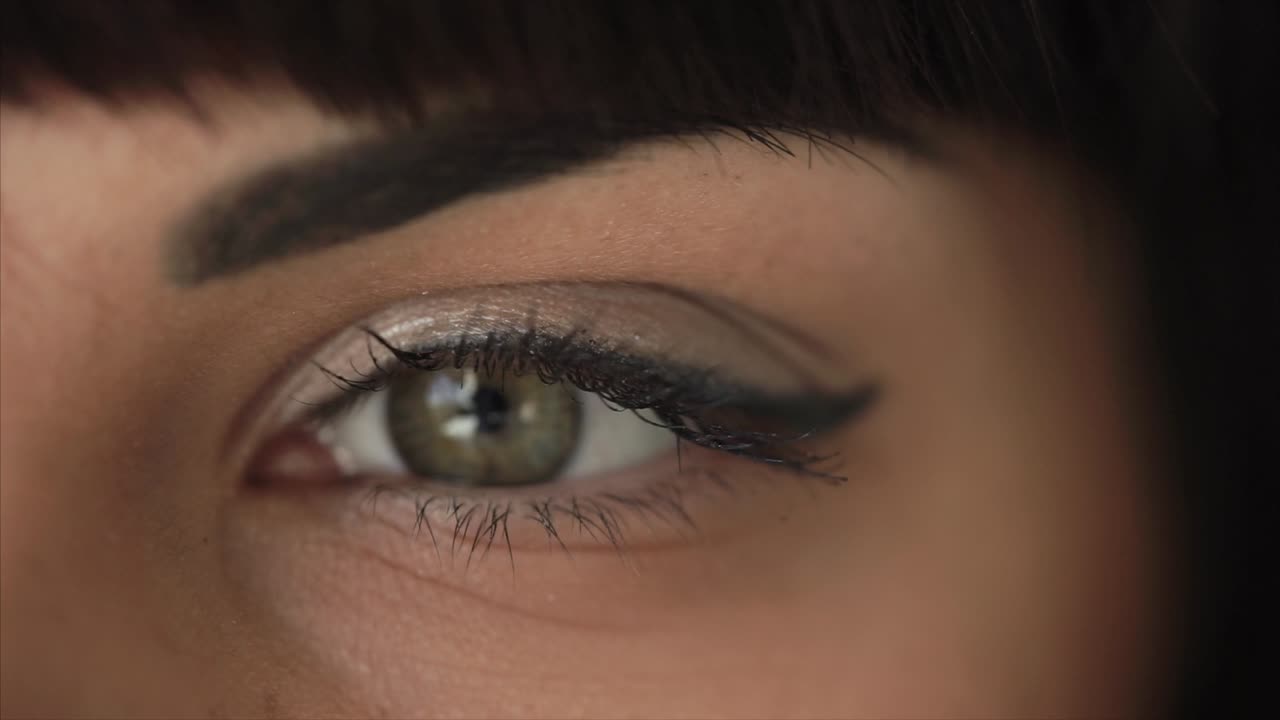 primer plano del ojo de una mujer con maquillaje