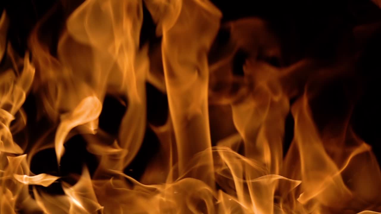 Fiamme su sfondo nero al rallentatore