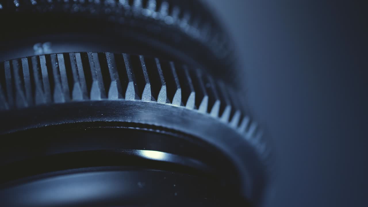 영화 렌즈는 검은 바탕에 예술적으로 조명됩니다. 첨단 광학 기술.