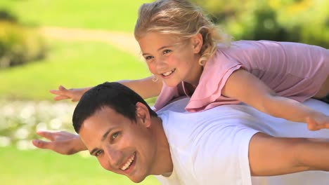 una niña jugando con su padre.
