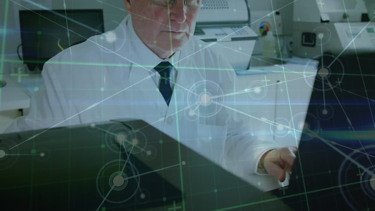 연결 네트워크 및 데이터 처리에 대한 애니메이션 백인 남성 과학자