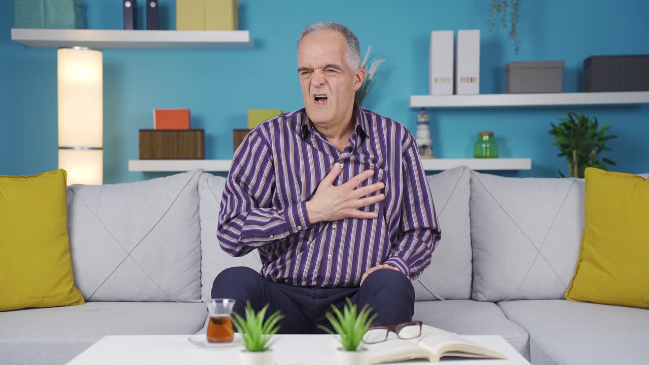 un anciano con dificultad para respirar.