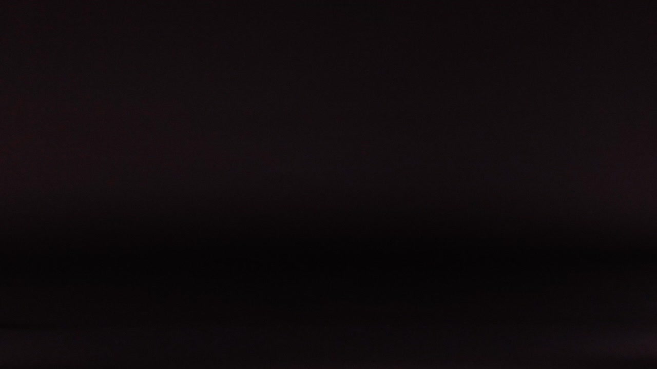 bola de cricket roja moviéndose sobre un fondo oscuro