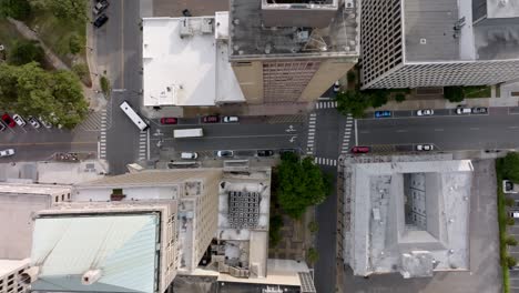 vista aérea de drones de la intersección en el centro de mobile, alabama con video moviéndose de derecha a izquierda