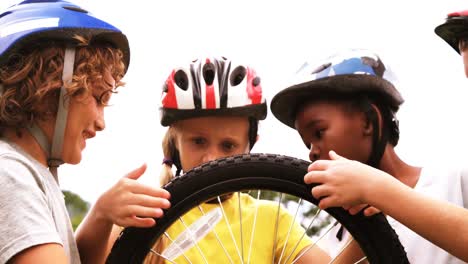 Gruppe-Von-Kindern,-Die-Auf-Das-Fahrradrad-Schauen