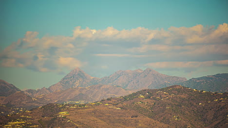 Bewegende-Wolken-Im-Zeitraffer-über-Der-Bergkette-Im-Spanischen-Malaga