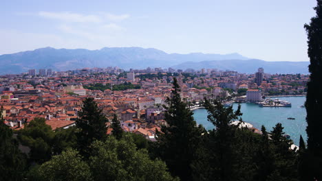 Panorámica-De-La-Ciudad-Costera-Dividida-En-Croacia-Desde-Una-Colina-Boscosa-En-El-Mirador-De-La-Colina-Marjan