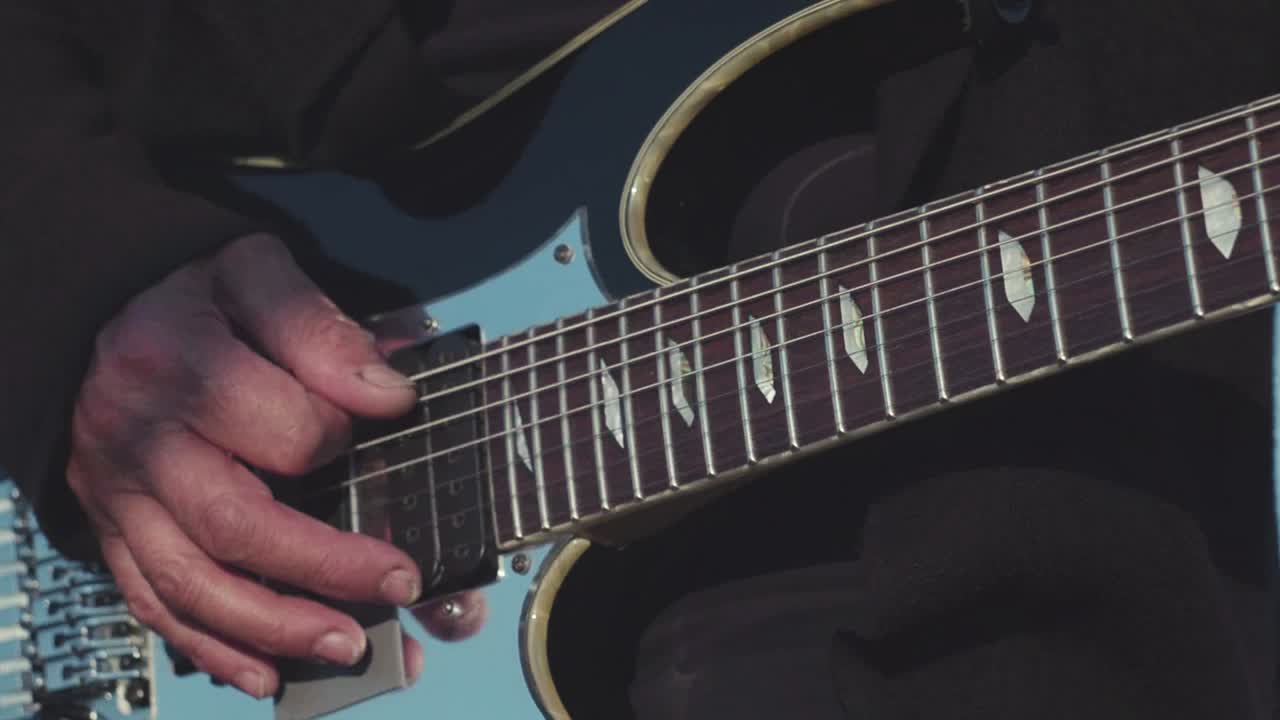 전기 기타를 연주하는 사람